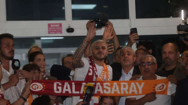 Galatasaray`ın prensip anlaşmasına vardığı Arjantinli futbolcu Mauro Icardi ailesiyle İstanbul`a geldi.