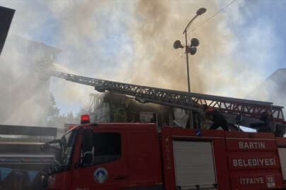 Bartın'da iki katlı ahşap ev alev alev yandı!