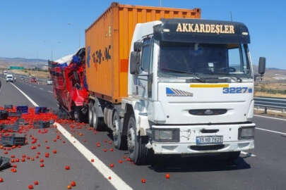 İzmir'de kamyon TIR'a arkadan çarptı