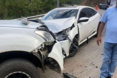 Bursa'da kamyonet ile otomobil kafa kafaya çarpıştı!