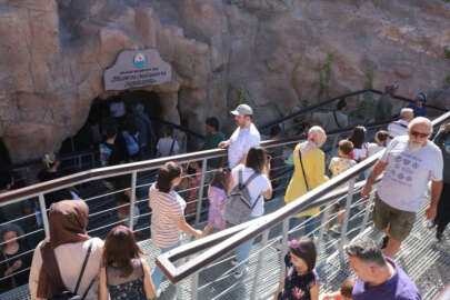 Başkent'te Tulumtaş Mağarası'nı ziyarete gelenler uzun kuyruk oluşturdu