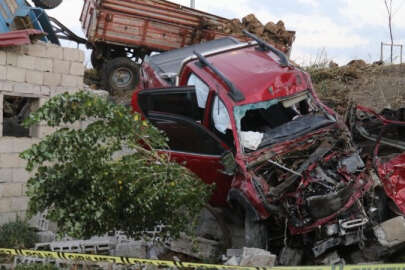 Kamyonet ile traktör çarpıştı! Yaralılar var