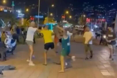 6 kişi 1 turiste saldırdı, yumruklar, küfürler havada uçuştu