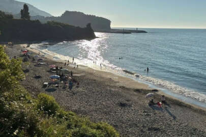 Bolu'da dağdan kopan kaya parçaları plaja düştü!