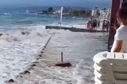 Bursa Gemlik'te dalgalar sahil yoluna taştı!