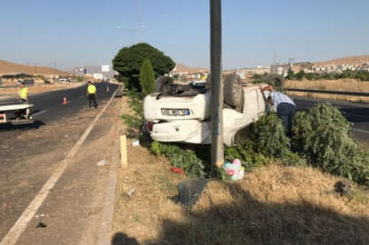 Elazığ'da aydınlatma direğine çarpan otomobil takla attı!