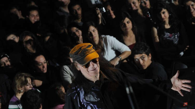 İstanbul`da 1941`de doğan Erkin Koray, müzik eğitmenliği yapan annesi Vecihe Koray`dan piyano öğrendikten sonra gitar dersleri aldı.