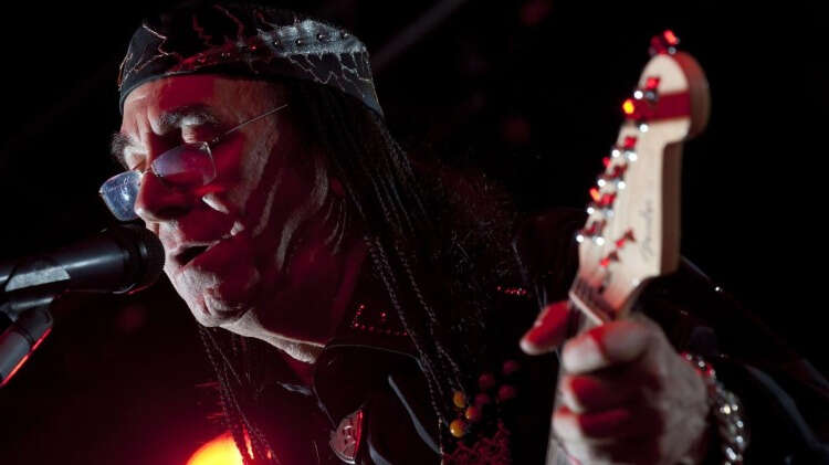 Koray, arkadaşlarıyla 1950`li yıllarda kurduğu "Erkin Koray ve Ritimcileri" grubunda dönemin güncel parçalarını çalmaya başladı.