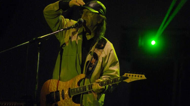 Profesyonel çalışmalarına solo devam eden Koray, 1966`da İngilizce şarkılardan oluşan 45`lik plak çıkardı, fakat plağın çok satmamasından ötürü bundan sonraki şarkılarını Türkçe yapmaya karar verdi.