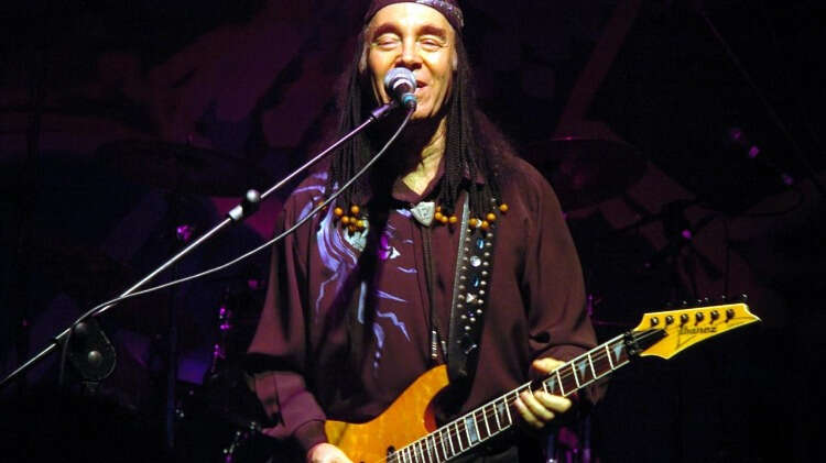 Koray`ın 1967`de piyasaya sürülen ve "Kızları da Alın Askere" ile "Aşk Oyunu" parçalarının yer aldığı 45`lik, ünlü müzisyenin Türkiye çapında tanınmasını sağladı.