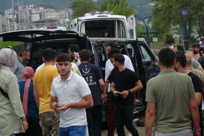 Trabzon'da turistleri taşıyan minibüs devrildi!