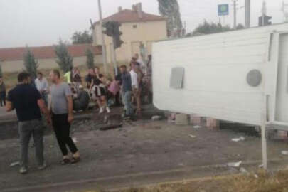 Afyonkarahisar’da midibüs devrildi! Çok sayıda yaralı var
