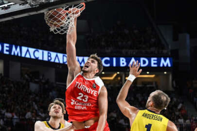 İsveç'i yenen Türkiye, FIBA Olimpiyat yolunda finalde!