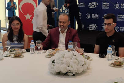 Dereceye giren öğrencileri Bursa Büyükşehir Belediyesi ödüllendirdi