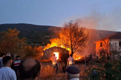 Kastamonu'da çıkan yangında ev, samanlık ve römork alev alev yandı