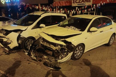 Kayseri'de kontrolden çıkan otomobil, park halindeki otomobillere çarpıp yan yattı