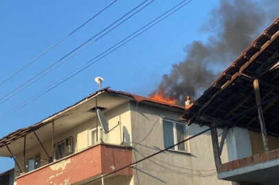 Düzce'de yangın: Metruk ev ve iki binanın çatısı alev alev yandı