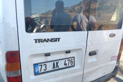 Mardin'de otomobil minibüse çarptı!