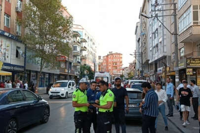 Kocaeli'nde otomobile çarpan motosiklet yola savruldu: 2 yaralı