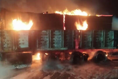 Mersin'de sunta yüklü TIR alev alev yandı