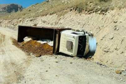 Kayseri'de freni patlayan maden yüklü kamyon devrildi!