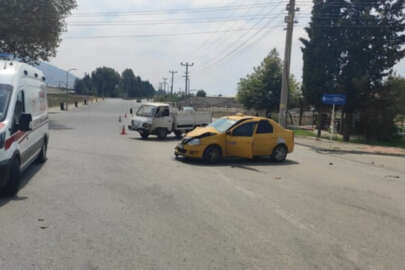 Antalya'da ticari taksi ile kamyonet çarpıştı: 4 yaralı