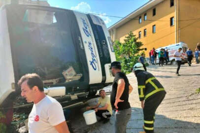 Geri geri kaydı, evin bahçesine devrildi: 24 yaralı!