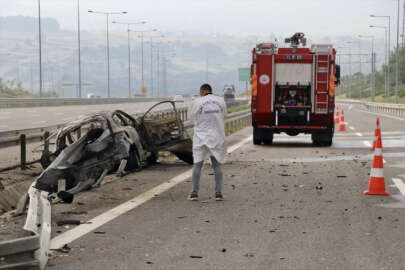 Kocaeli'de otomobil bariyere saplandı! 2 ölü, 1 yaralı
