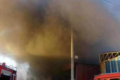 Kocaeli’de geri dönüşüm tesisinde yangın! Kendilerini dışarı attılar