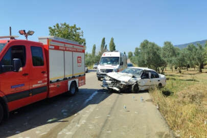 Bursa'da iki otomobil çarpıştı: 6 kişi yaralandı