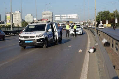 Bursa'da motosiklet devrildi, sürücü bariyerlere çarparak öldü