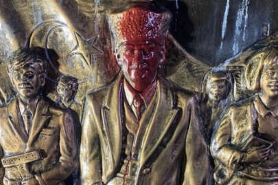 İzmir'de Atatürk Anıtı'na çirkin saldırı