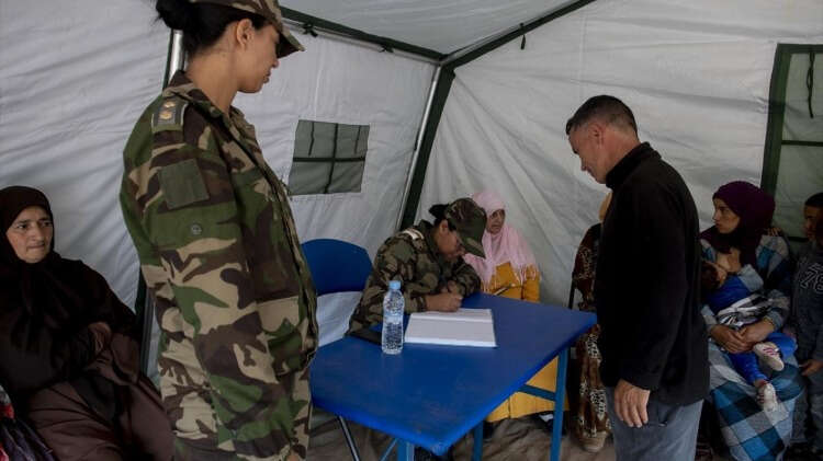 Depremin merkez üssü El-Huz bölgesinde yer alan Asni kasabasında Fas ordusu tarafından kurulan tam teçhizatlı askeri sahra hastanesi, deprem bölgesindeki halka hizmet veriyor.