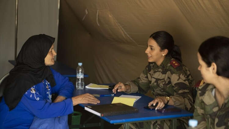 Sahra hastanesinin normal bir hastane kapasitesinde hizmet verebildiğini kaydeden Kamus, "Deprem bölgesinde birçok sahra hastanesi kuruldu. Bu bölgede kurulan hastanemizde depremde yaralanan depremzedelerin yanı sıra bölge halkının ihtiyaç duyduğu tüm alanlarda hizmet veriyoruz. Hastanede, depremde yaralananların tedavisinde kullandığımız tam teçhizatlı ameliyathanenin yanı sıra radyoloji bölümü ve bir de laboratuvar yer alıyor. Gelen hastalarımızın çoğu kadın ve çocuklardan oluşuyor." dedi.