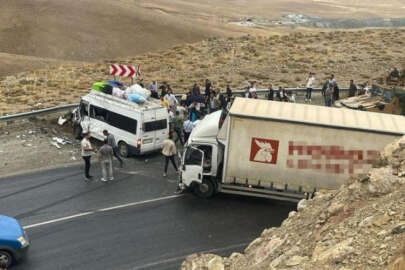 Van- Hakkari karayolunda kamyon ile yolcu minibüsü çarpıştı!
