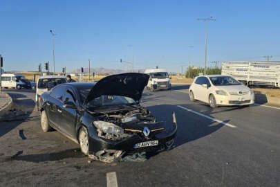 Adıyaman'da kamyonet ile otomobil çarpıştı! 2 yaralı