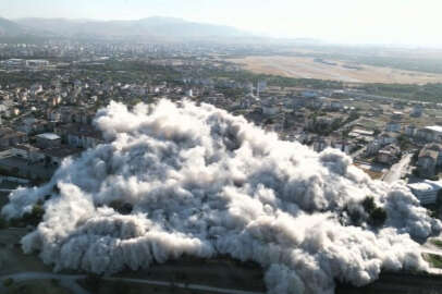 Flim sahnesini aratmayan yıkım: 9 blok patlayıcı ile yıkıldı!