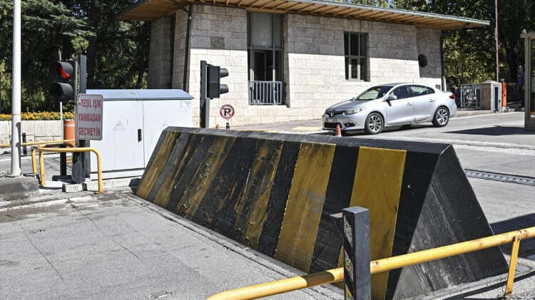 1000`i aşkın kameradan 7/24 takip Meclis ve çevresi 1000`i aşkın kamera ile gece gündüz izleniyor. Komuta Kontrol Merkezindeki ekipler tarafından anlık görüntüler, 7 gün 24 saat takip ediliyor.