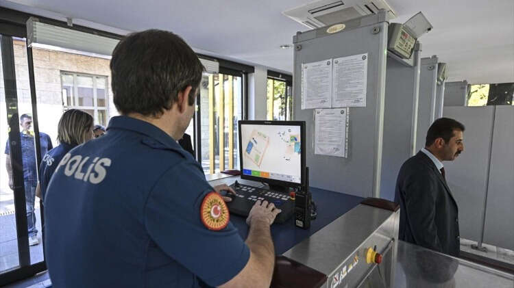 Koruma Daire Başkanlığı tarafından yaklaşık 600 personelle, özgürlük ve güvenlik dengesi içerisinde, gelen misafirlerin memnuniyetini gözeten kademeli güvenlik sistemi gözden geçirildi. Yeni yasama yılı öncesinde özgürlük ve güvenlik dengesi gözetilerek yeni adımlar atıldı.