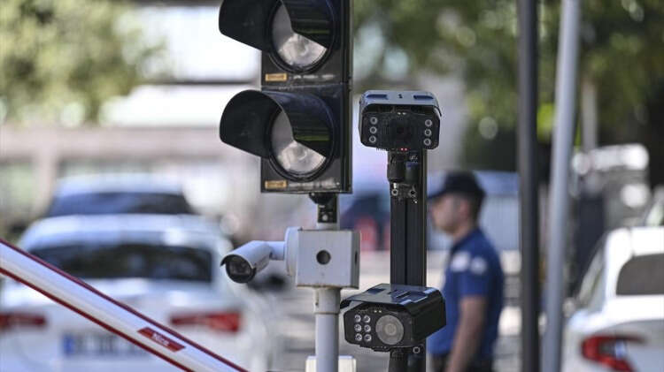 Yeni yasama yılı hazırlıkları kapsamında, ziyaretçilerin girişlerinde polis ekiplerinin kullandığı cihazlarda yenilemeye gidilirken, sıvı arama detektörlerinin sayısı artırıldı.