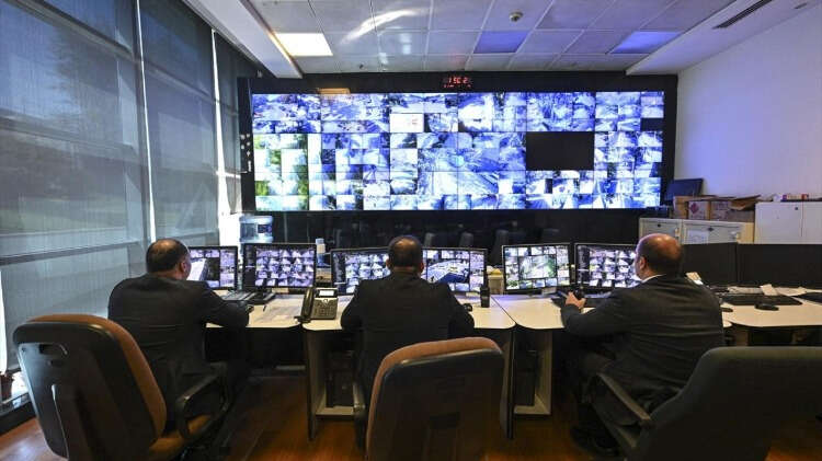 Mevcuttaki uygulamaya göre, TBMM`ye girişte, ziyaretçilerin kimlik bilgileri sorgulanıyor, ziyaretçiler tek tek yüz taramasından geçiriliyor.