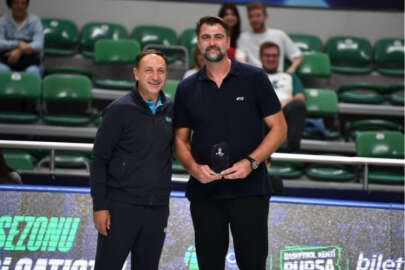 TOFAŞ'tan Mehmet Okur'a teşekkür plaketi