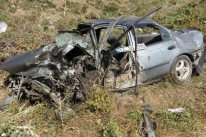 24 metre fren izi! İki araç çarpıştı: 2 ölü, 5 yaralı