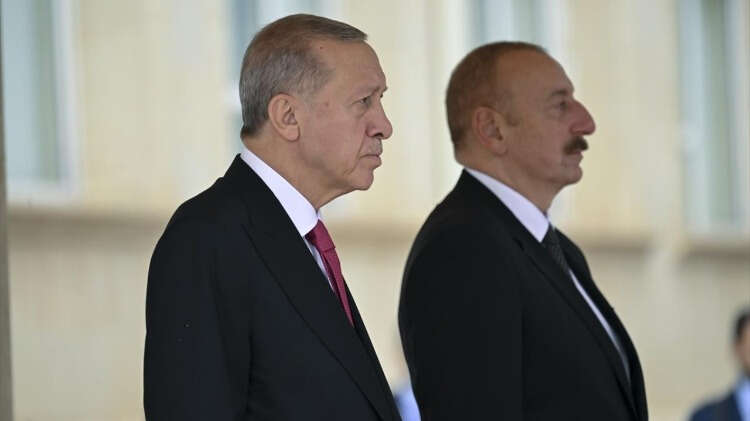 Tören alanına Aliyev`le birlikte gelen Erdoğan, burada askerleri selamladı. Erdoğan ve Aliyev`in, tören alanındaki yerlerini almasının ardından iki ülke milli marşları çalındı.