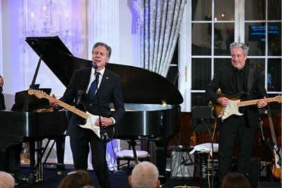 ABD Dışişleri Bakanı Blinken gitarla sahne aldı