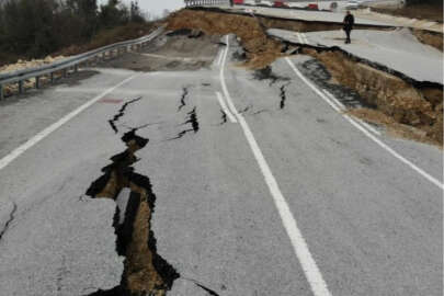 İstanbul Çatalca'da yoğun yağıştan dolayı yol çöktü