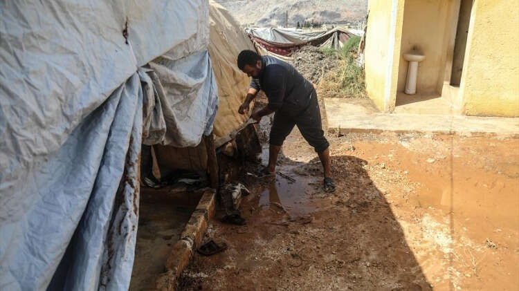 İdlib`de gece boyu süren sağanak, çadır kamplarda kalan yüzlerce sivili olumsuz etkiledi.