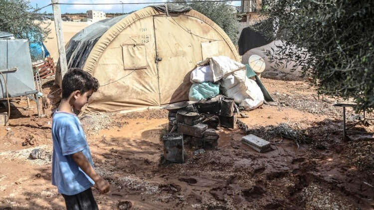 Sivil Savunma`dan (Beyaz Baretliler) yapılan açıklamaya göre, İdlib`in kuzeydoğusundaki Ermenaz beldesinde sağanak nedeniyle 300 ailenin yaşadığı 40 çadır sular altında kaldı.