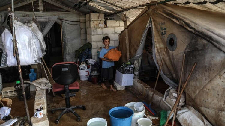 Açıklamada, kampların bulunduğu bölgelere çok sayıda ekip sevk edildiği ve sel sularının tahliyesi için yol açma çalışması yapıldığı belirtildi.