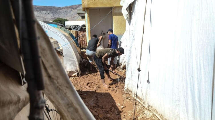 Şiddetli yağıştan, Zammar, Ermenaz ile Bustan Cuma yerleşimlerinde kurulan çadır kampların etkilendiği ifade edilen açıklamada, yüzlerce ailenin mağdur olduğu kaydedildi.